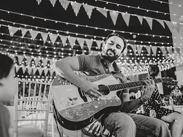 Kareena Kapoor Khan shares a picture with Saif Ali Khan