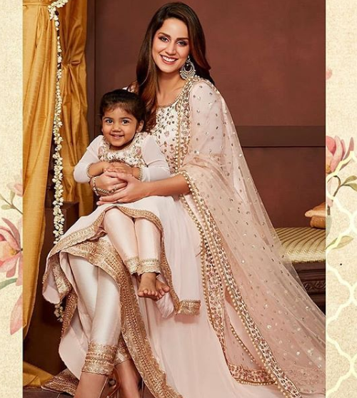 Mom-daughter twining