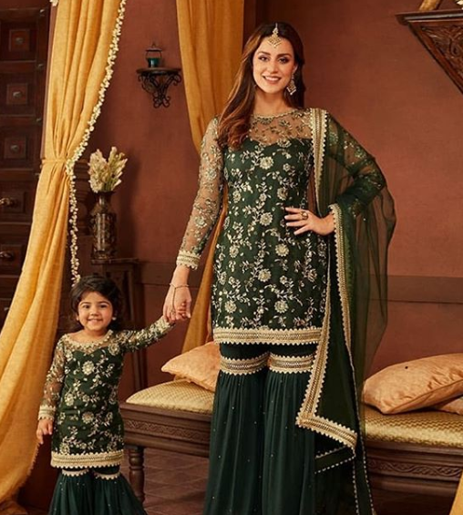 Mom-daughter twining