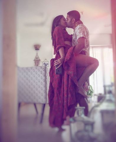 Shveta Salve Kiss With Husband