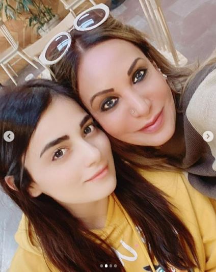 Radhika Madan with mom