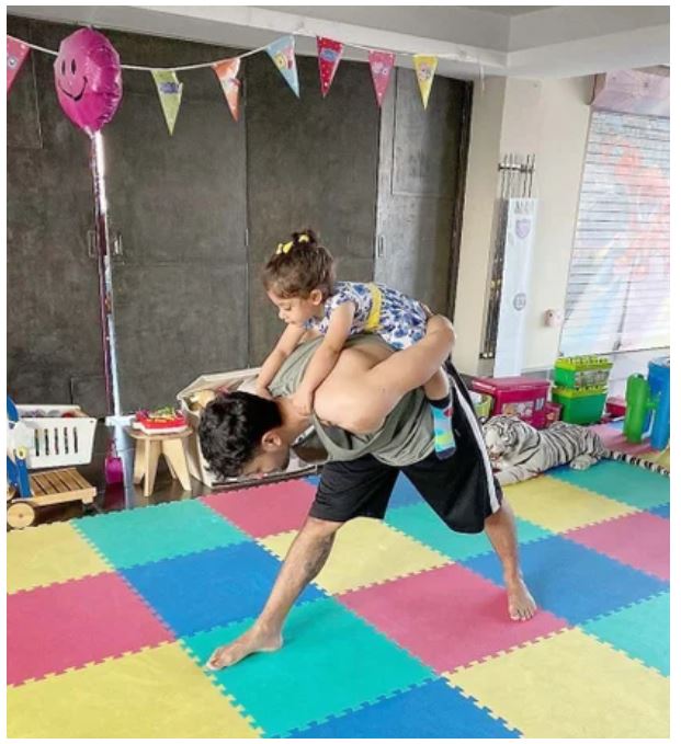 Kunal Kemmu and Inaaya Naumi Kemmu