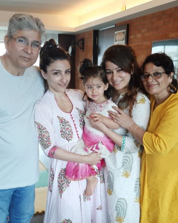 Ravi Kemmu, Jyoti Kemmu, Soha Ali Khan, Karishma Kemmu and Inaaya Naumi Kemmu