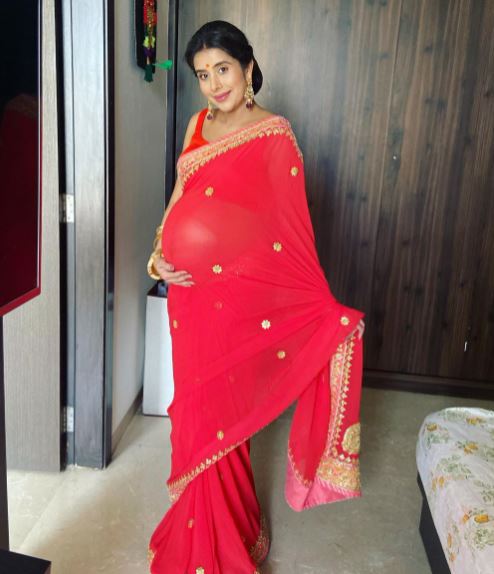 Charu Asopa Sen Flaunts Her Baby Bump In A Red Saree In Her 'Karwa