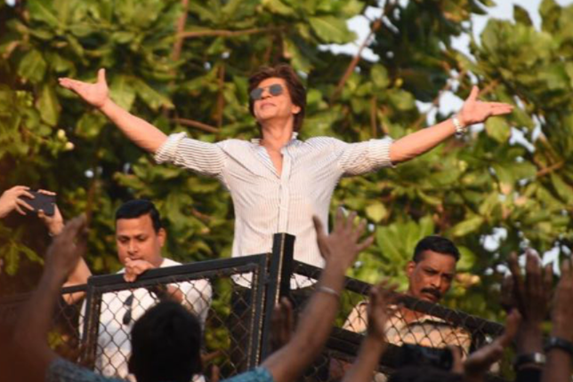 Shah Rukh Khan mannat greet