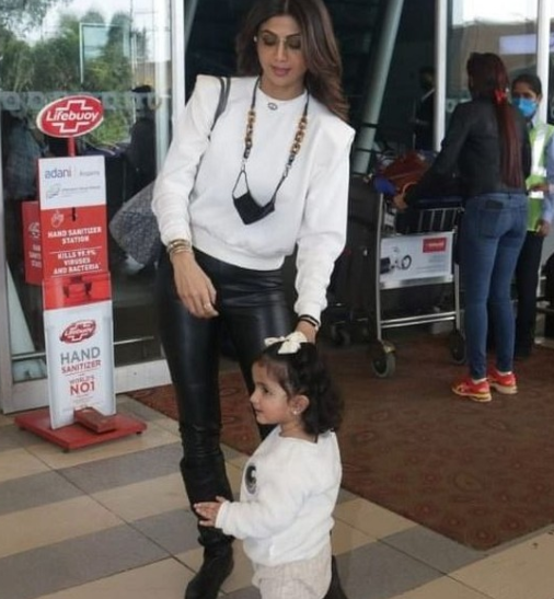 shilpa shetty samisha twinning in white airport