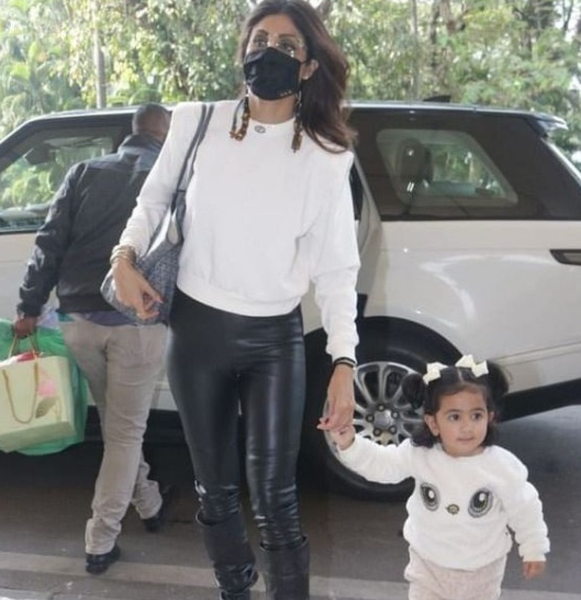 shilpa shetty samisha twinning in white airport