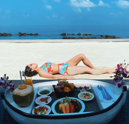 Sara Ali Khan Maldives Pictures Brother Ibrahim Ali Khan Mother Amrita Singh