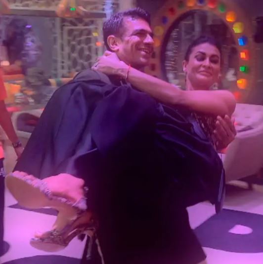 Bigg Boss 14 Eijaz Khan Confesses Love Video Pavitra Punia Tweet Sunny Leone