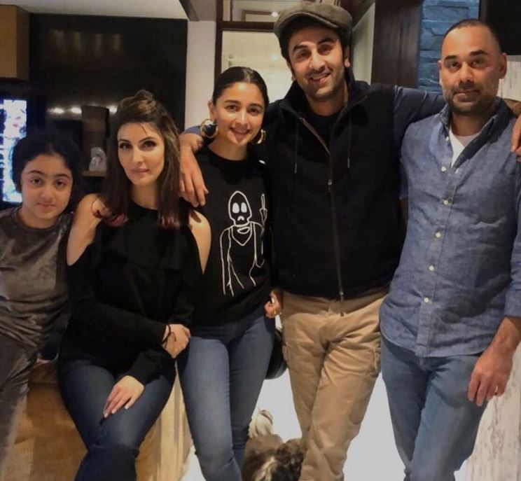 Alia Bhatt and Ranbir Kapoor with his family