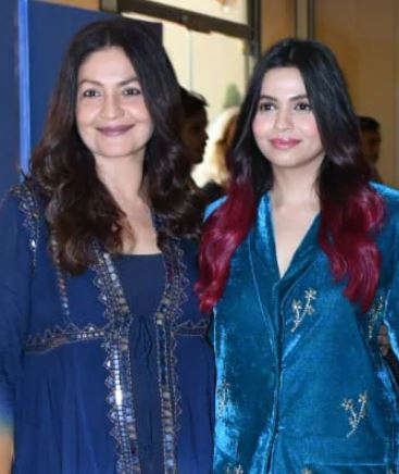 Mahesh Bhatt Pooja Bhatt Unseen Priceless Moments Step Sisters Alia Shaheen Bhatt