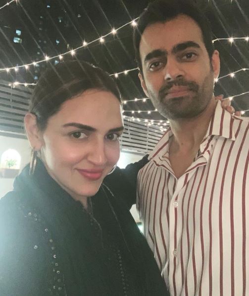 Bollywood actress, Esha Deol wished her brother-in-law, Devesh Takhtani and his wife, Astha Takhtani on their wedding anniversary with a stunning picture from their 'mehendi' ceremony. Take a look!