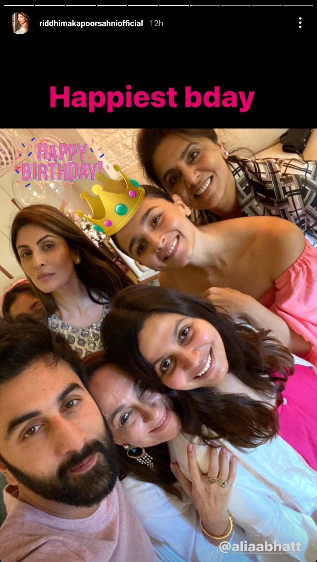 Neetu Kapoor, Soni Razdan, Alia Bhatt, Ranbir Kapoor, Shaheen Bhatt and Riddhima Kapoor Sahni