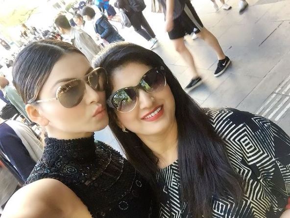 Urvashi Rautela selfie with mother Meera rautela