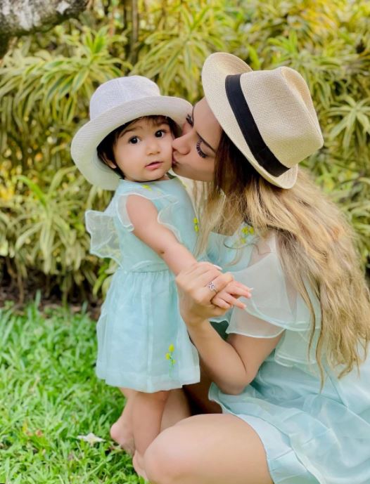 Smriti Khanna with her daughter