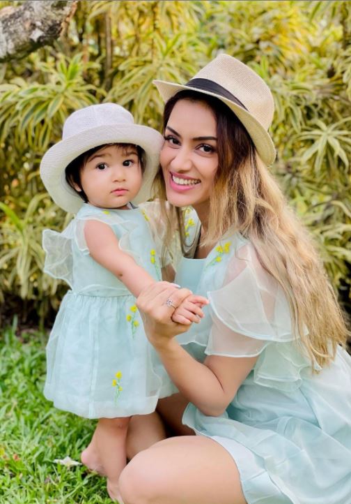 Smriti Khanna with her daughter