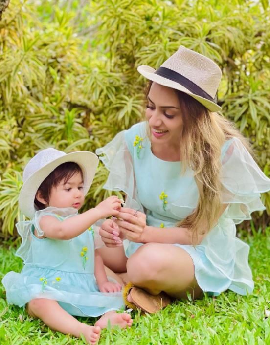 Smriti Khanna with her daughter