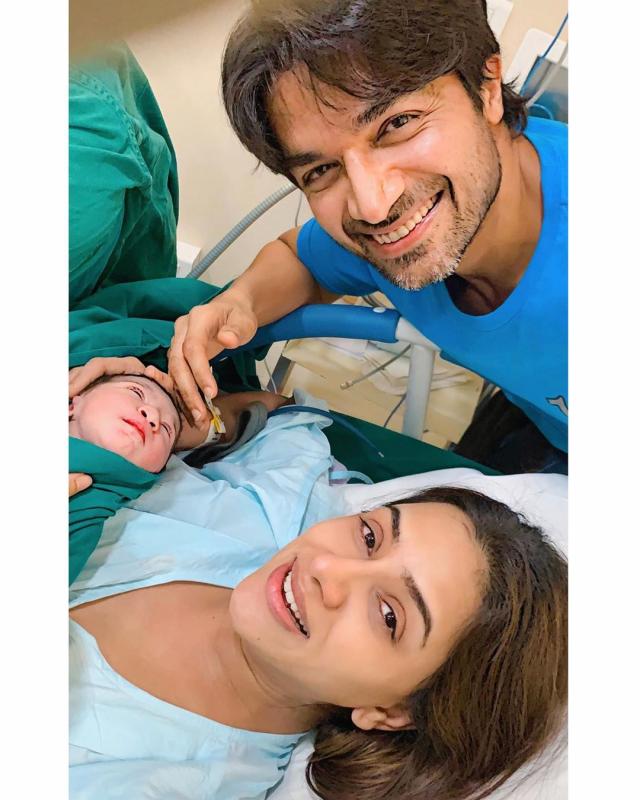 Smriti Khanna with her daughter