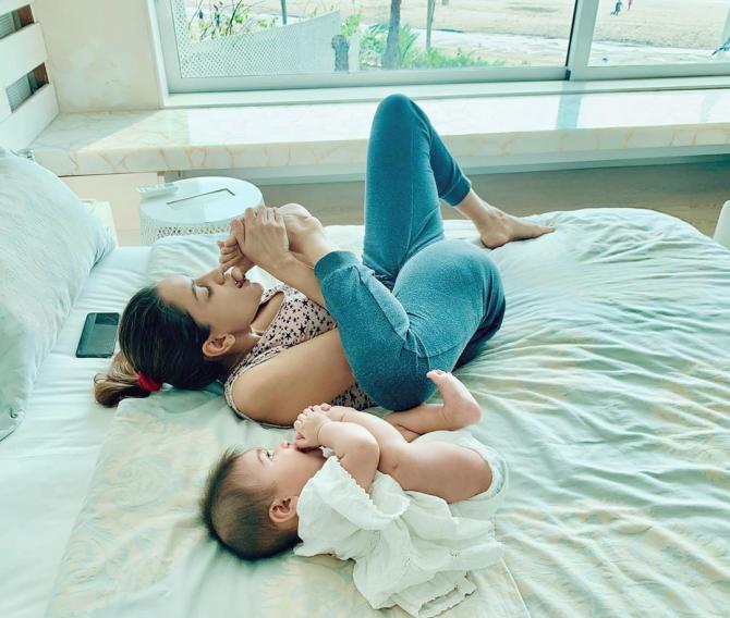 Smriti Khanna with her daughter