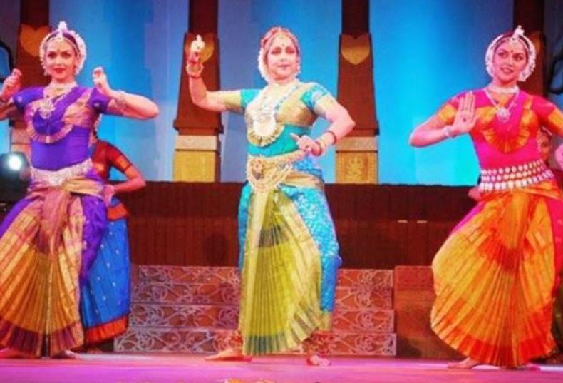 Hema Malini dancing with her daughters