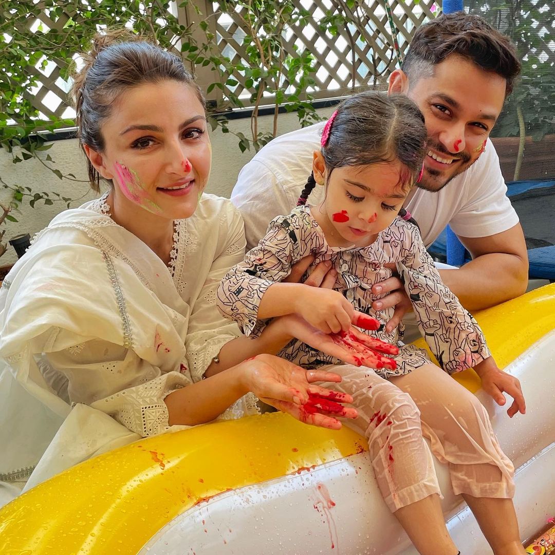Soha Ali Khan, Kunal Kemmu and Inaaya Naumi Kemmu