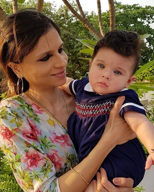 Inaaya Naumi Kemmu with her aunt