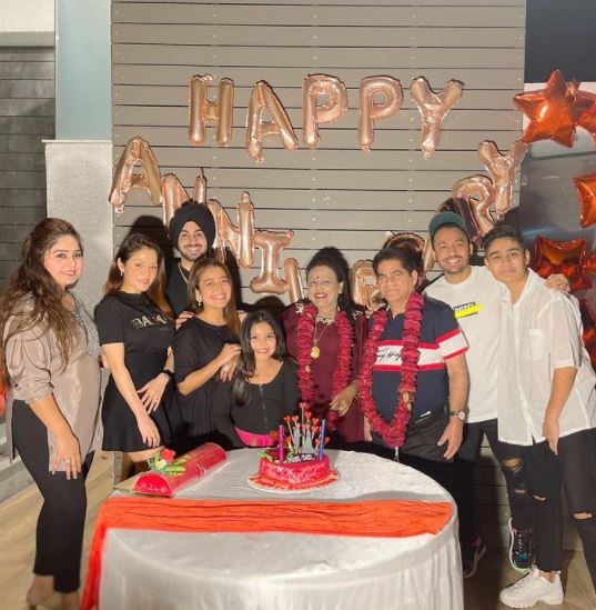 Neha Kakkar parents and husband Rohanpreet Singh 