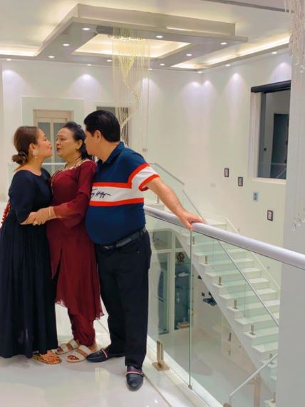 Neha Kakkar with her parents