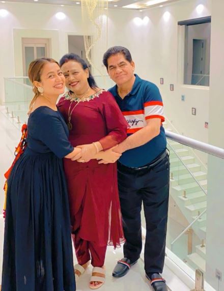 Neha Kakkar with her parents wedding anniversary