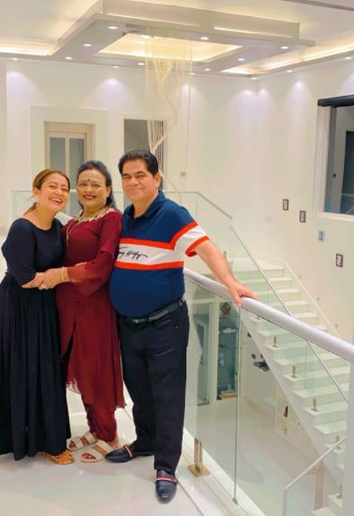 Neha Kakkar with her parents wedding anniversary