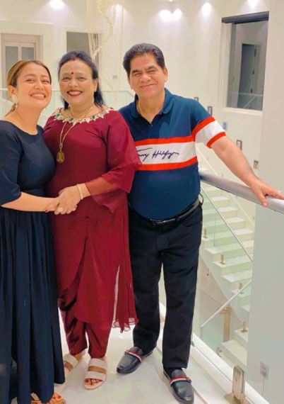 Neha Kakkar with her parents wedding anniversary