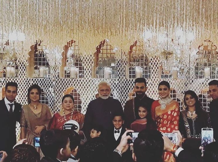 Bhawna Kohli Dhingra, Anushka Sharma, Virat Kohli and Kohli Family
