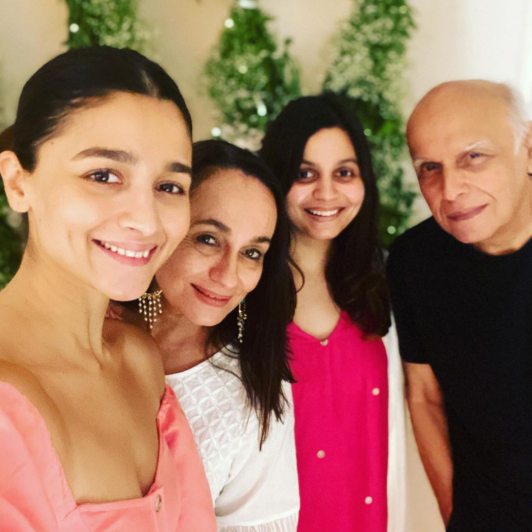 Soni Razdaan with her family