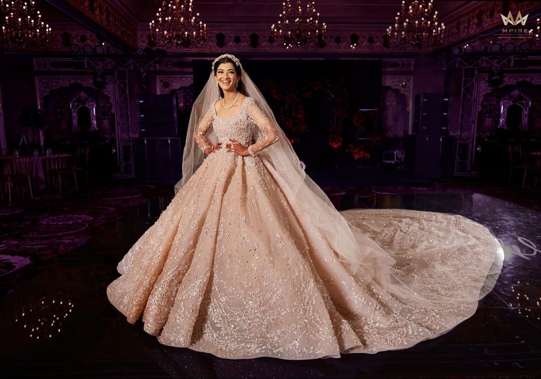 White Tulle Ball Gown Wedding Dresses Beading Bling Long Train Queen 2019  Indian Monder Flowers Bridal Wedding Gowns From Cplv1, $346.74 | DHgate.Com
