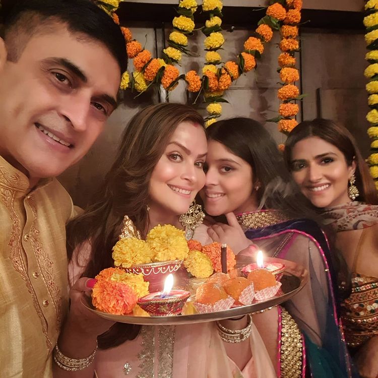 Mohnish Bahl with his family