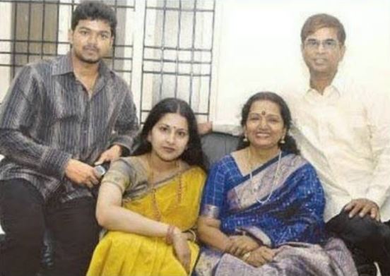 Actor Vijay with parents and wife Sangeetha Sornalingam