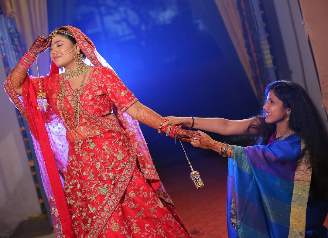 Bride, Who Is The Voice Of 'Shinchan', Aced Her Minimalistic Red 'Lehenga'  Look