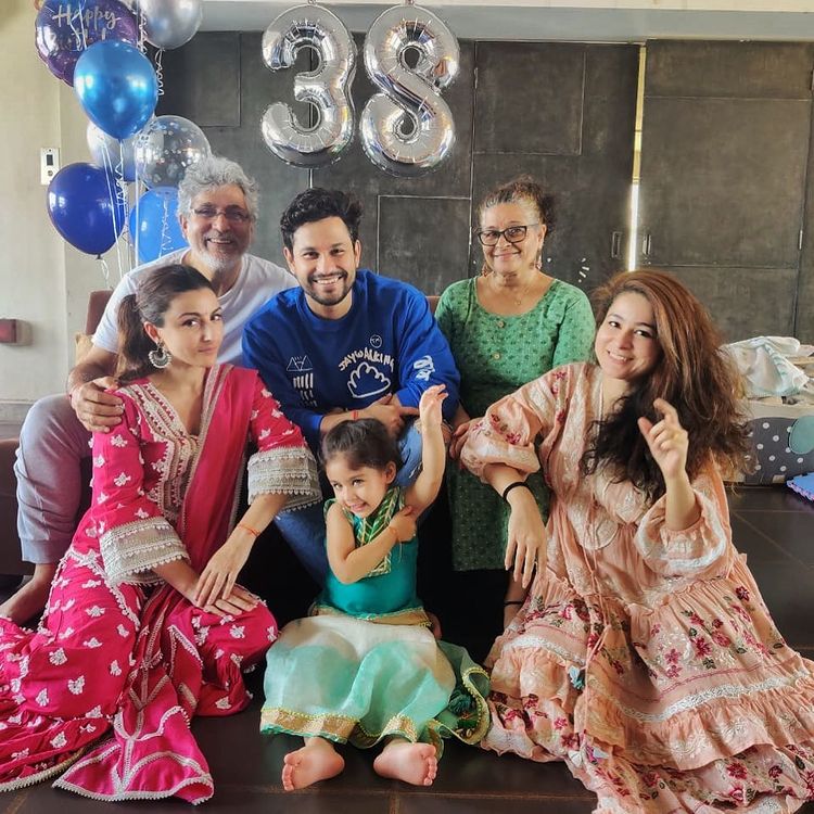 Ravi Kemmu, Jyoti Kemmu, Soha Ali Khan, Kunal Kemmu, Karishma Kemmu and Inaaya Naumi Kemmu