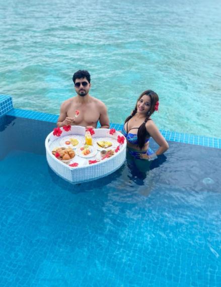 Monalisa Vikrant SIngh bikini maldives