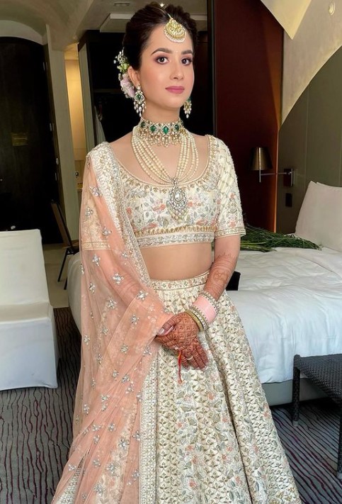 Pastel chooda bride