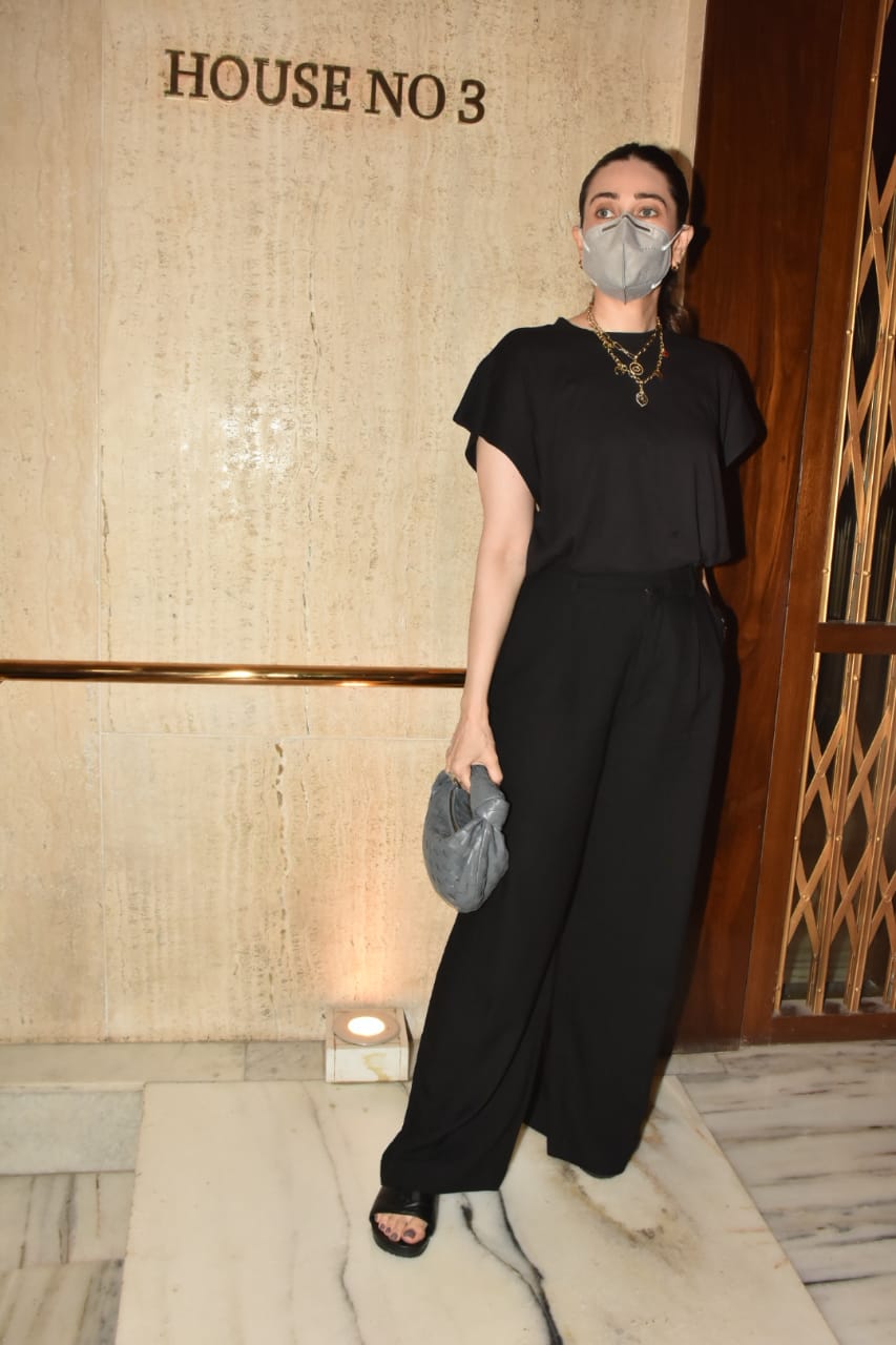 Fashion Faceoff: Mouni Roy or Karisma Kapoor, Who Nailed This Monochrome  Sequined Saree By Manish Malhotra Better? | 👗 LatestLY