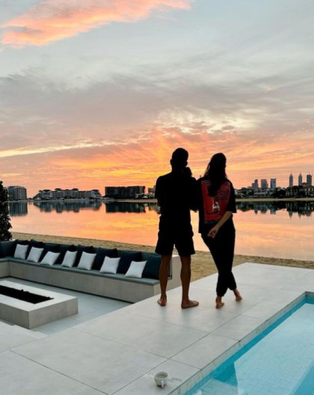 Virat enjoying last sunrise of 2022 with wife and daughter