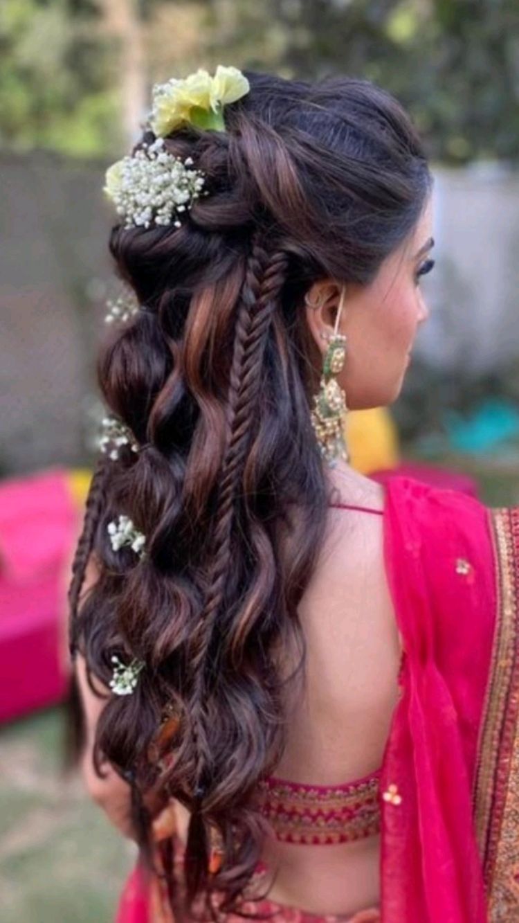 साडी नेसल्यावर शोभून दिसणाऱ्या १० हेअरस्टाईल, मिळेल एकदम क्लासी आणि स्मार्ट  लूक- बघा.. - Marathi News | 10 most attractive hairstyles for saree, best  hairstyles on saree, How to do ...
