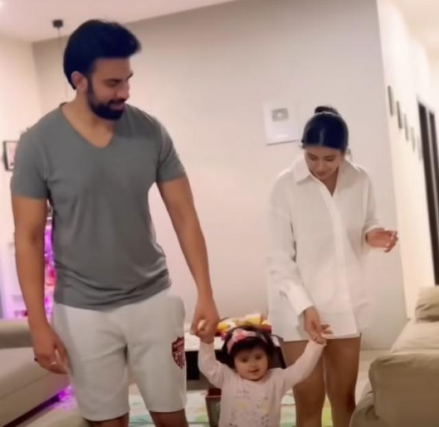 Charu takes zianna to meet her father