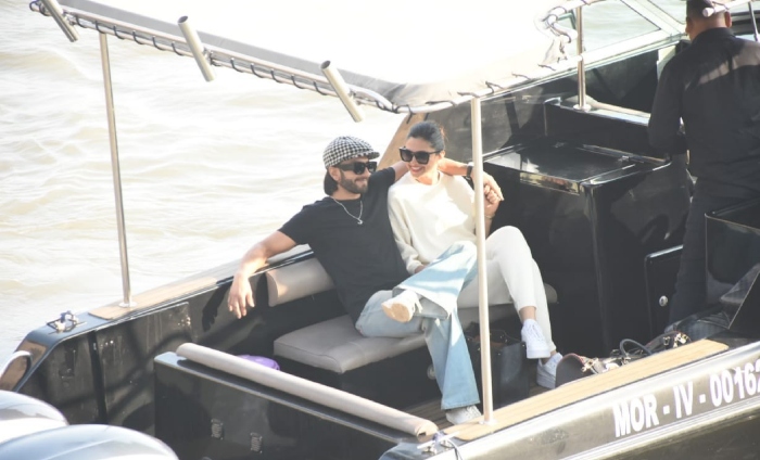 Ranveer and Deepika at gateway of india