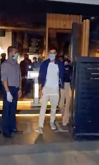 hrithik roshan mystery girl saba azad