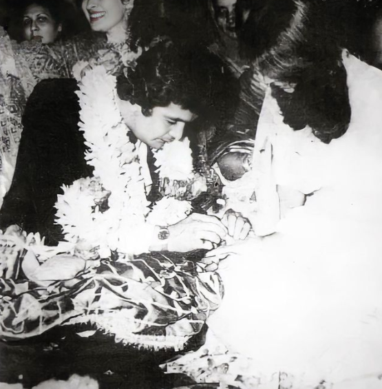 Rishi kapoor neetu kapoor engagement ceremony picture