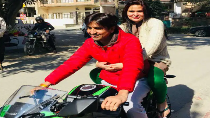 Kumar vishwas wife manju sharma love story