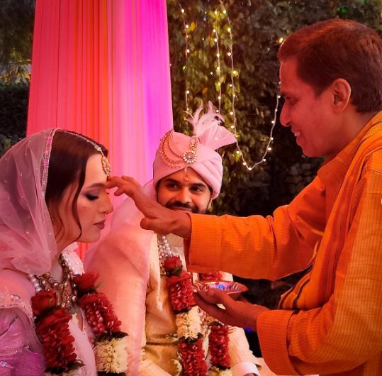 neha bhasin brother anubhav bhasin wife Anna Ukraine 