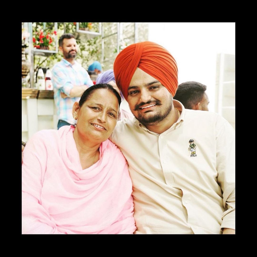 sidhu moose wala with mother